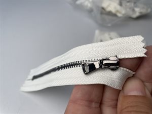 Ikke delbar lynlås - hvid med sort krom metaltænder, 10 cm